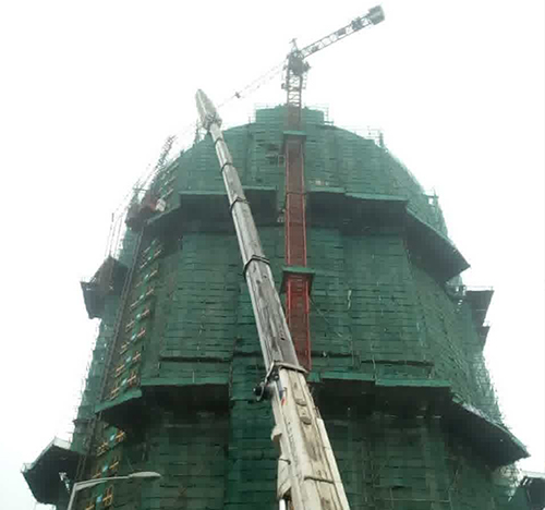 红岗吊车在工地上作业